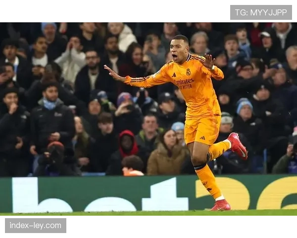 姆巴佩勺子点球破门后指向天空，悼念队友引关注