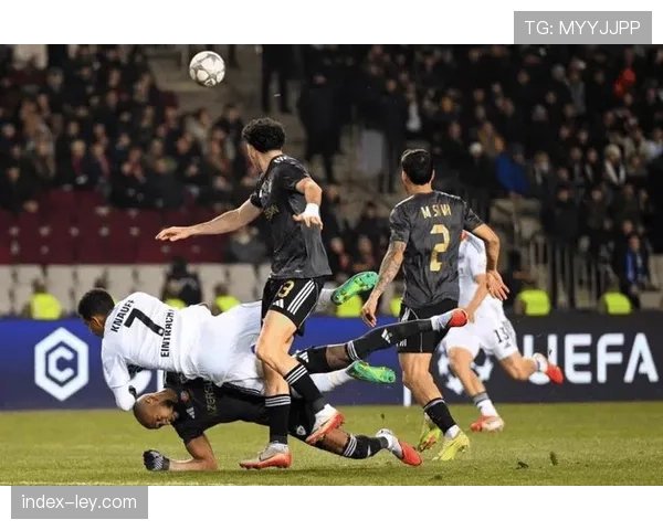 卡拉巴克3-2击败法兰克福，左路反击成取胜关键