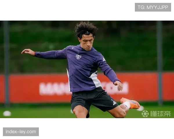 曼联后卫利桑德罗-马丁内斯恢复完整训练,将增强后场出球选择 曼联后卫利桑德罗-马丁内斯恢复完整训练,将增强后场出球选择