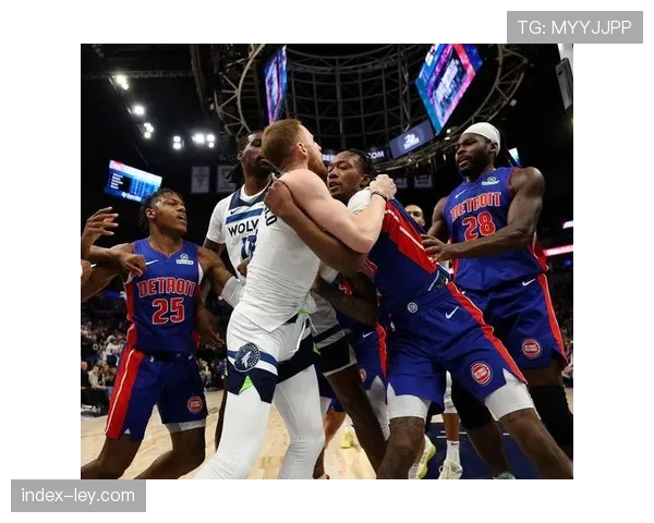 第三节冲突:鹈鹕与森林狼爆发大规模推搡,三名球员遭驱逐 第三节冲突:鹈鹕与森林狼爆发大规模推搡,三名球员遭驱逐